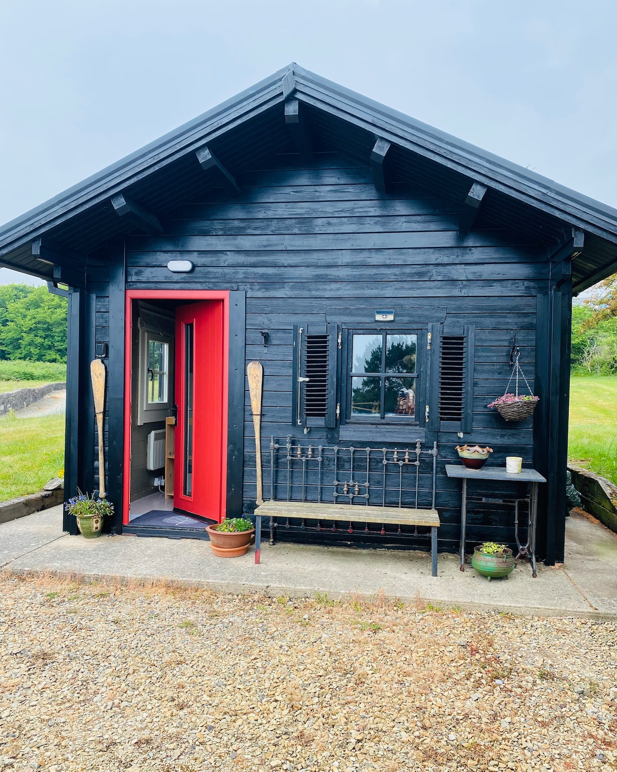 Tigin Dubh, cabin by the beach