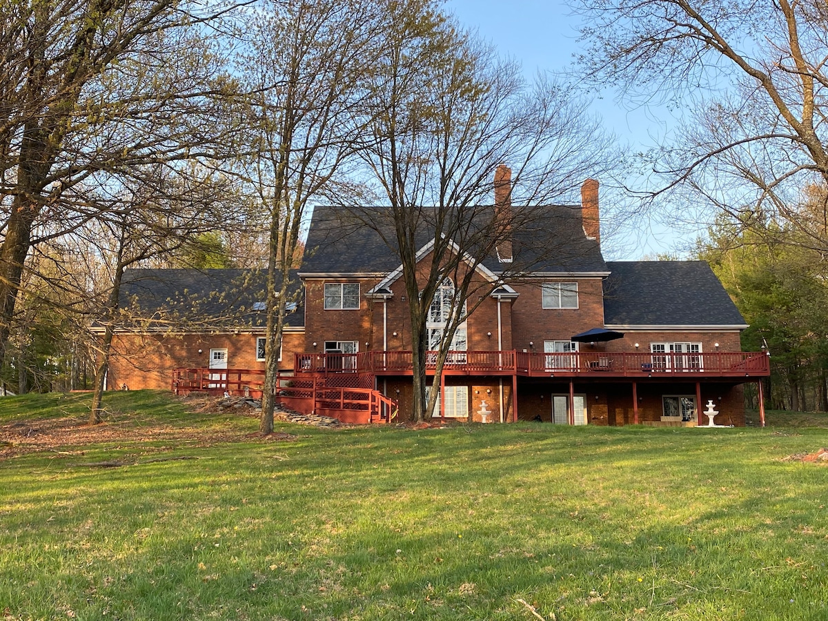 Big home on 7 acres Game room. Bring the family!