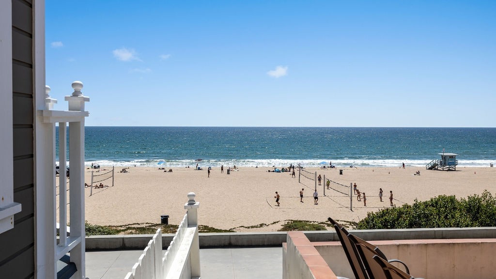 Beach Pad on The Strand Steps from the Pier