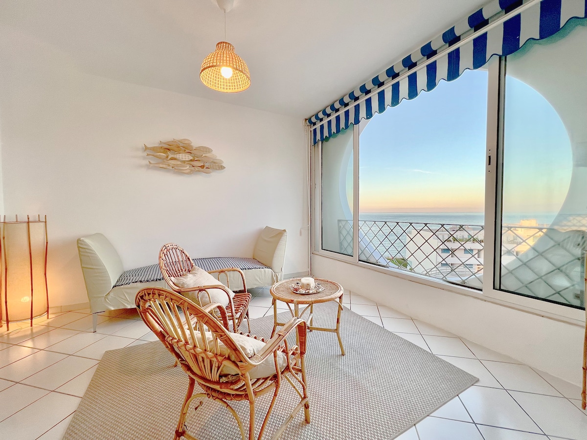 King of the SEA - 3BR Apt | Lounge & stunning view