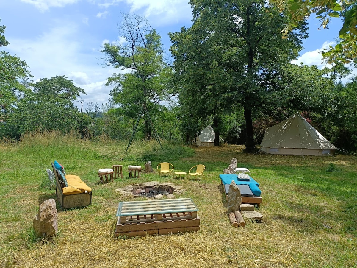 Tipi sur terrain arboré avec feu de camp