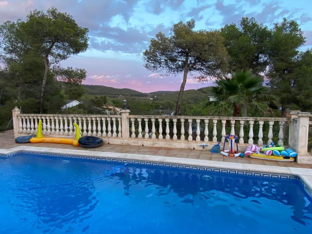 Double room in big house with pool near Barcelona