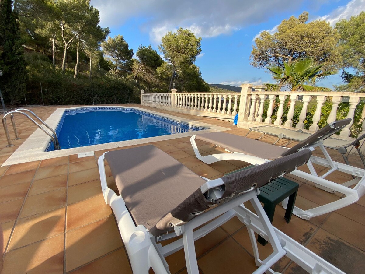 Double room in big house with pool near Barcelona