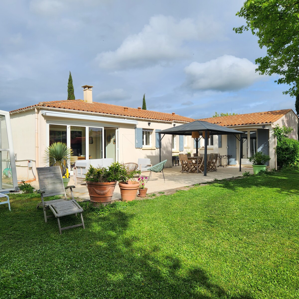 Maison sur grand jardin avec piscine et boulodrome