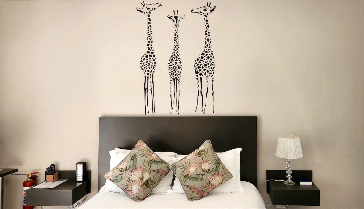 Green Kalahari Guesthouse | Giraffe Room #1
