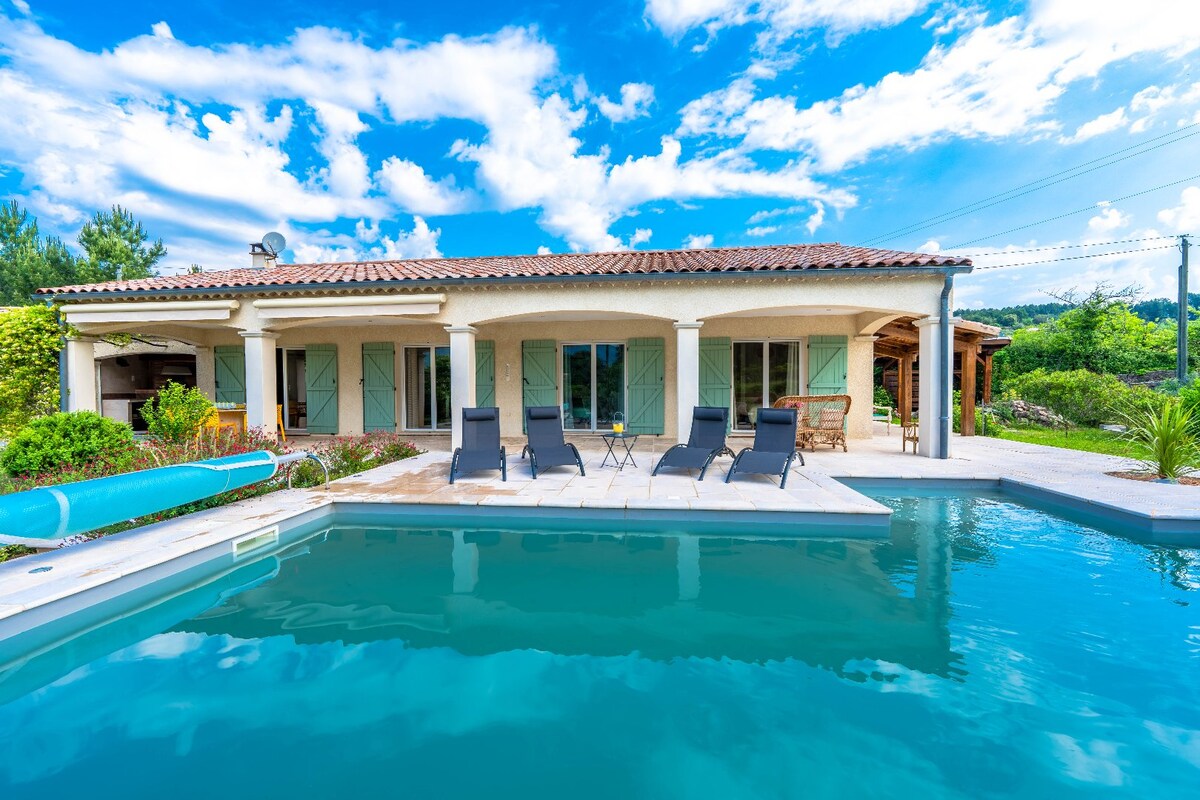 Villa avec piscine privée et  terrain de pétanque.