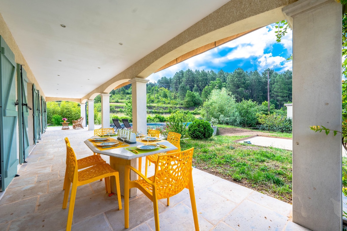 Villa avec piscine privée et  terrain de pétanque.