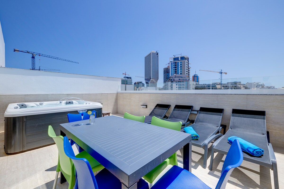 Roof Top Studio Penthouse with Private Jacuzzi