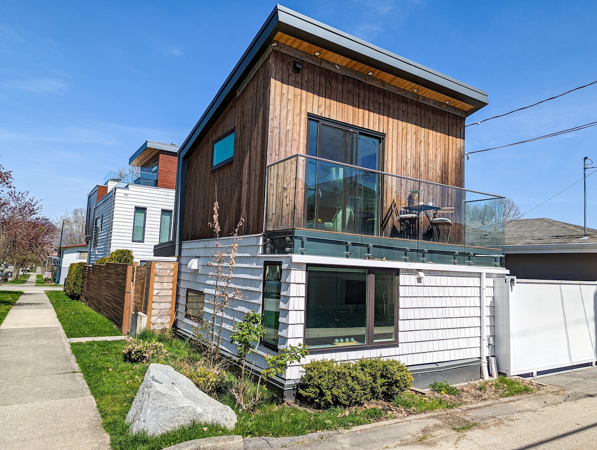 Modern, Cozy Designer Laneway House - Vancouver
