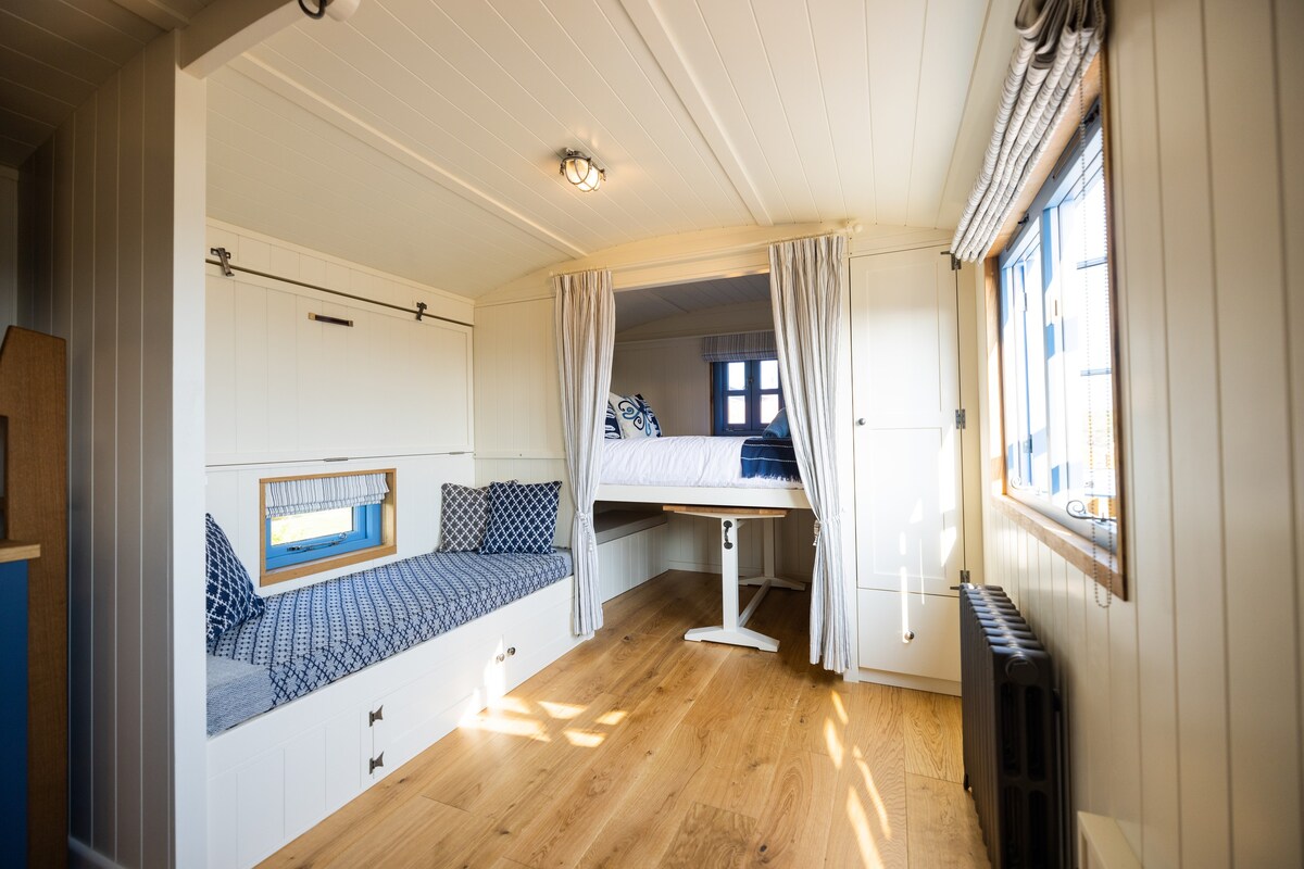 Beaucette Marina - Blue Shepherd Hut