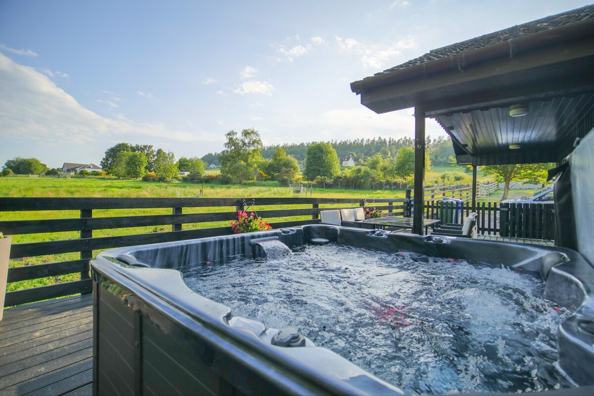 Glenview Chalet Park - Chalet No 1 with Hot Tub