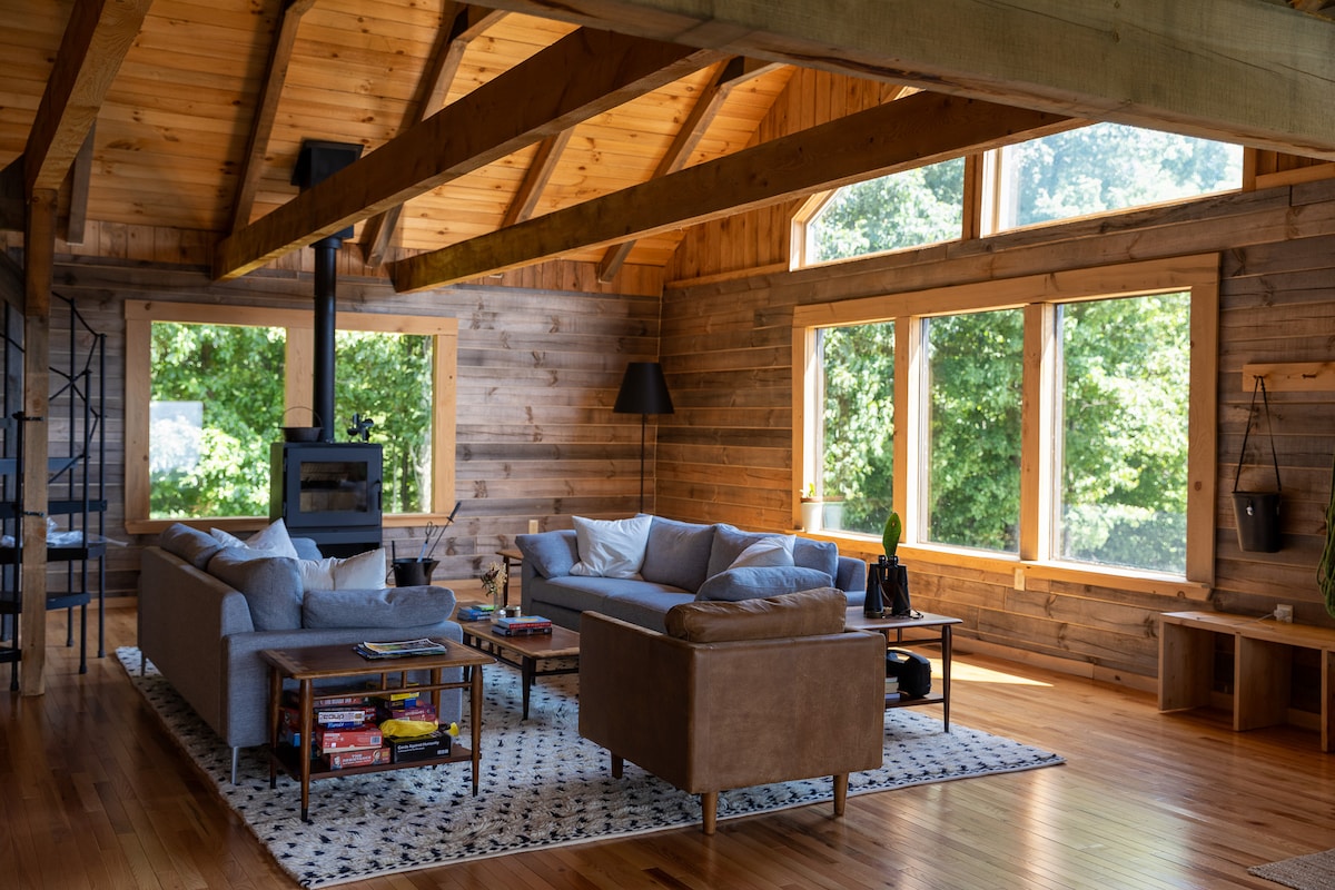 Modern log cabin w/ mountain views