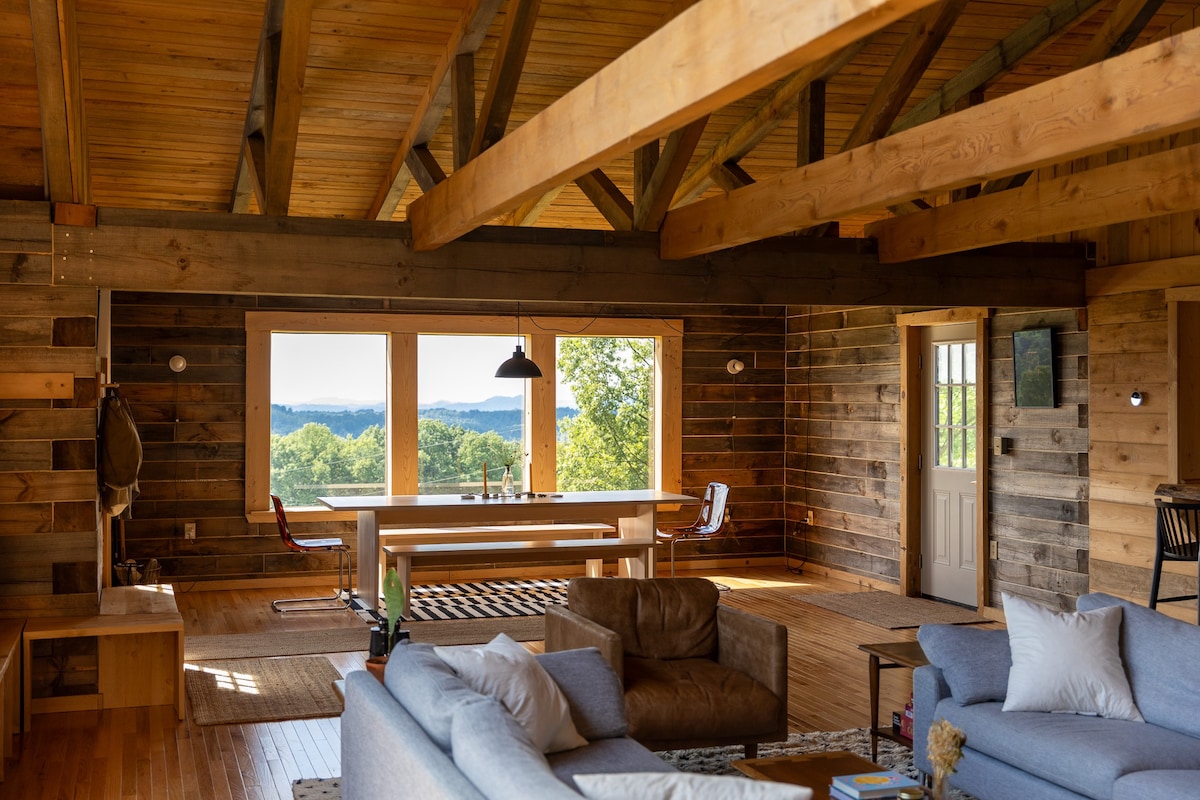 Modern log cabin w/ mountain views
