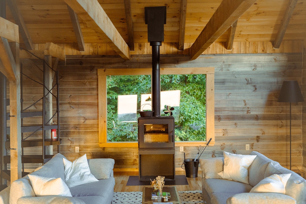 Modern log cabin w/ mountain views