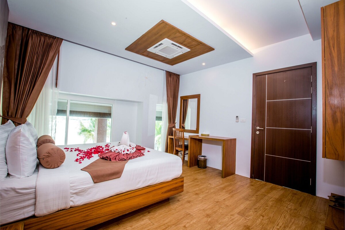 Spacious Luxury Room on Phi Phi Beach w/ Pool