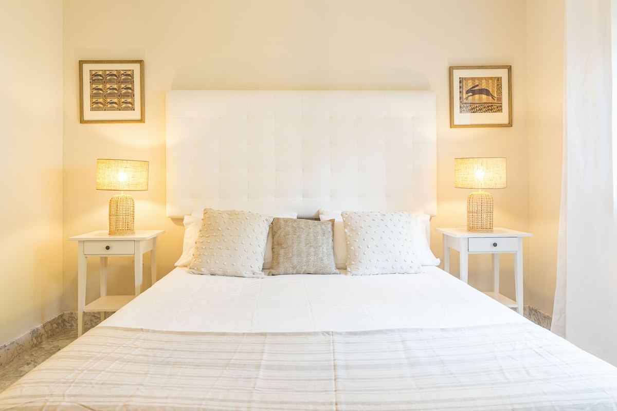 Lavish, Luxurious & Spacious. King Bed. Terrace.