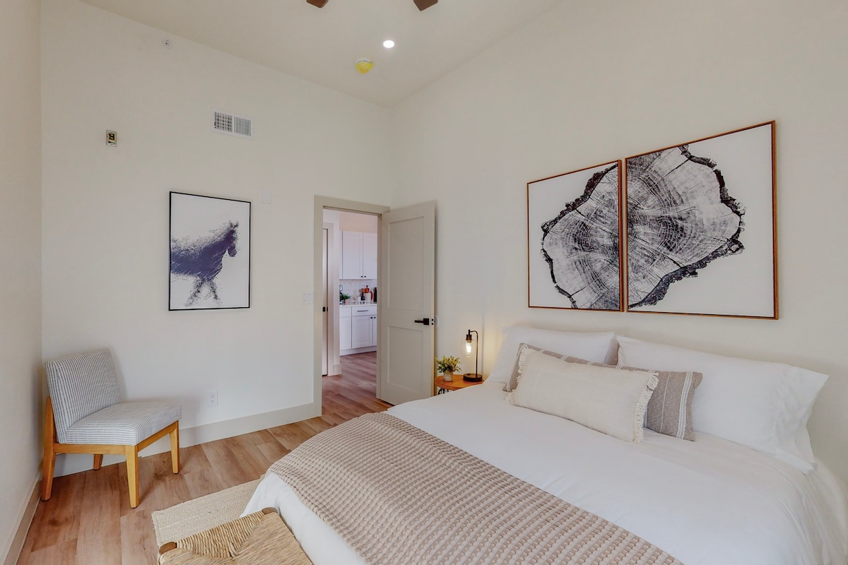 King Bed| Modern Condo| Near NobHill