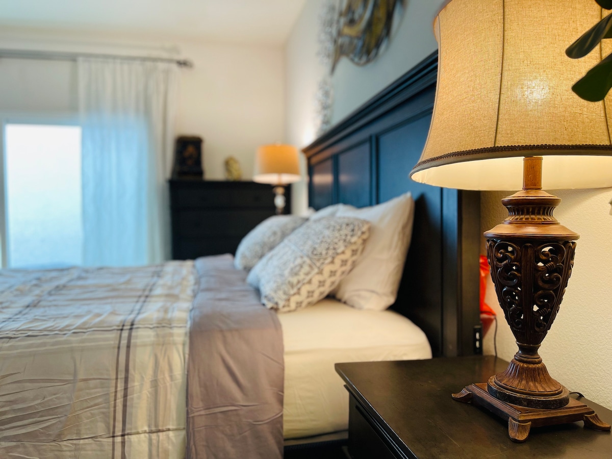 Warm & Elegant Residence w/King Bed