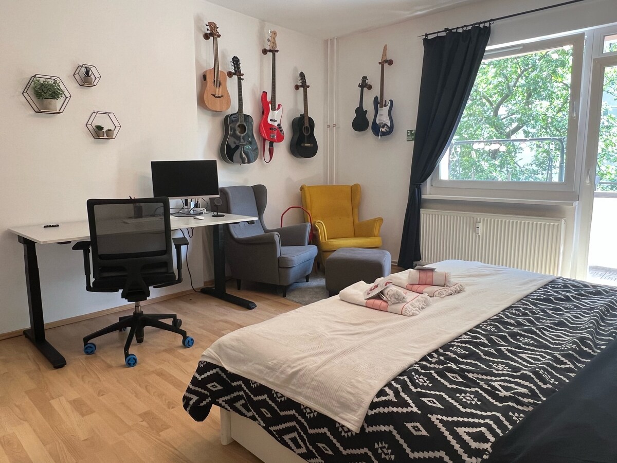 Central & Spacious 2 bedroom flat (+Lounge Bar!)