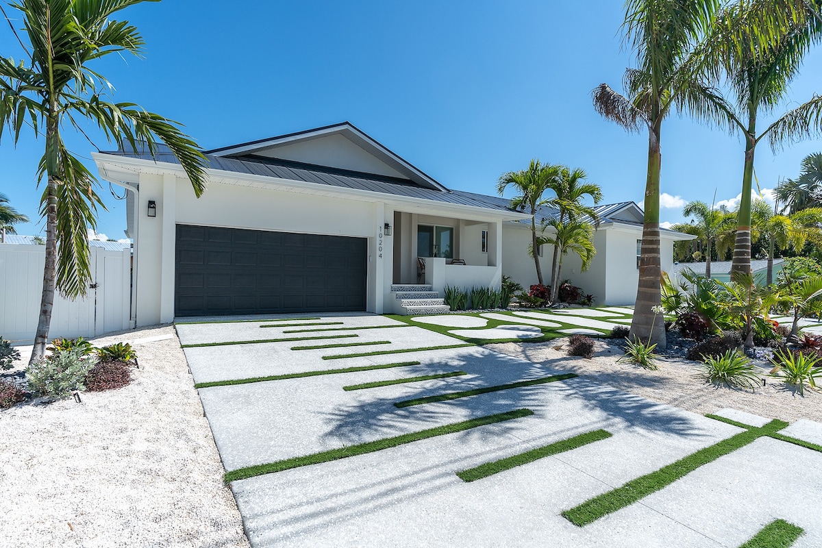 Paradise canal front home,  1 block from the beach