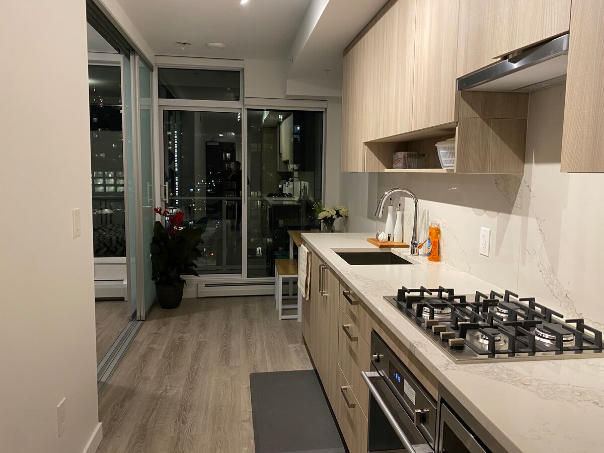 Brand new condo with 2 beds in Surrey central.