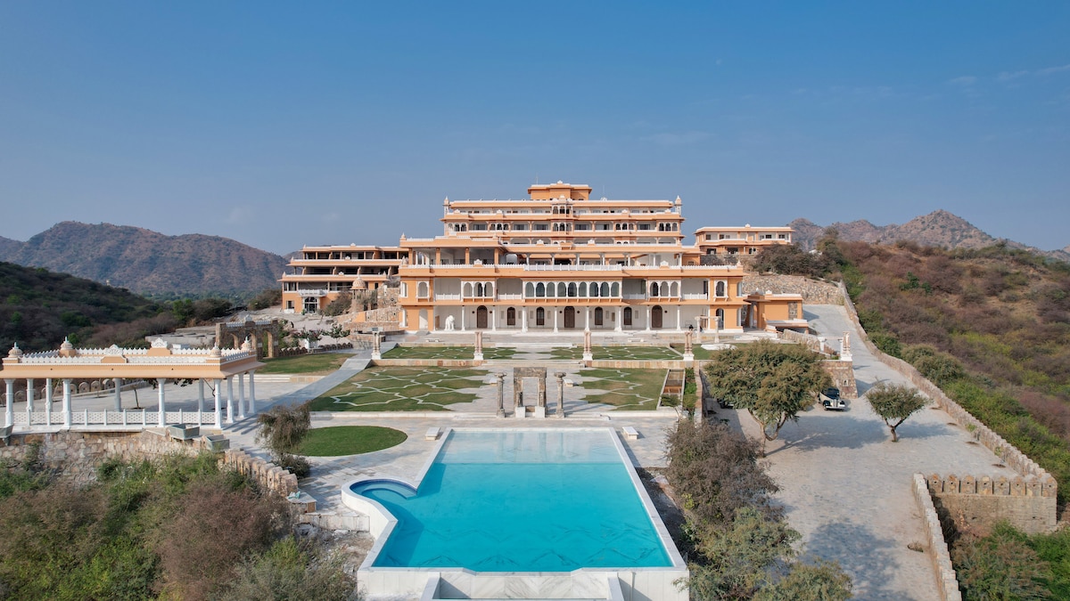 Lux Villa Suite with Bathtub in Udaipur