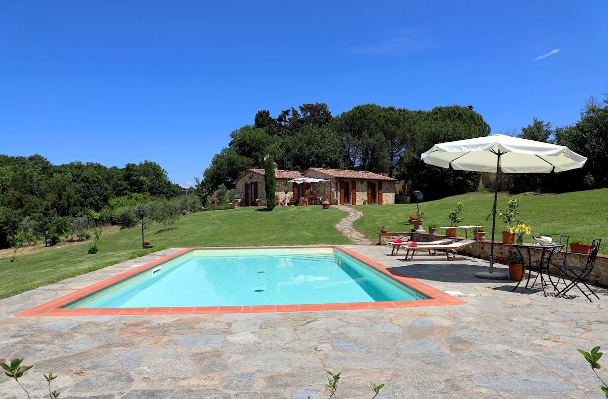 Romantic cottage w/ private pool