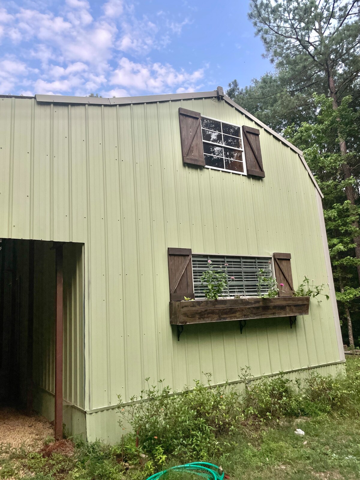 Spacious and cozy "barndo" in Ben Wheeler, TX!