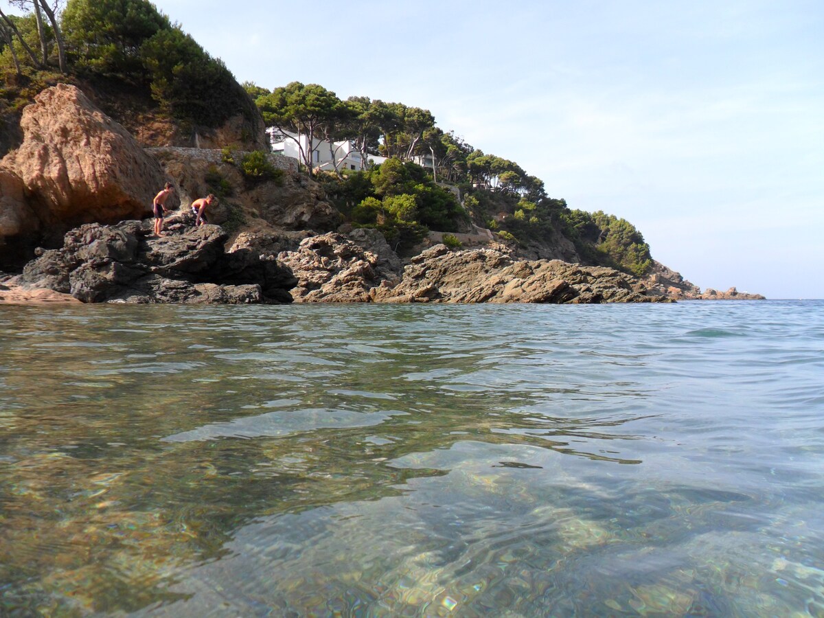 cama en una casa costa brava 3