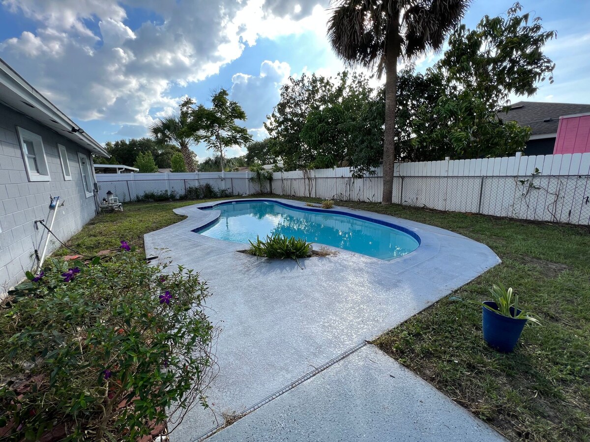 ROOM for rent in a  POOL House