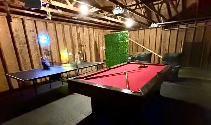 Ideal Location| Big Groups| Game Room & Projector