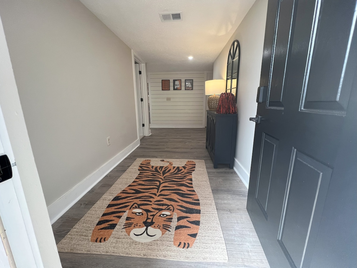 2BR/2BA Renovated Condo under 1 mile to Toomers