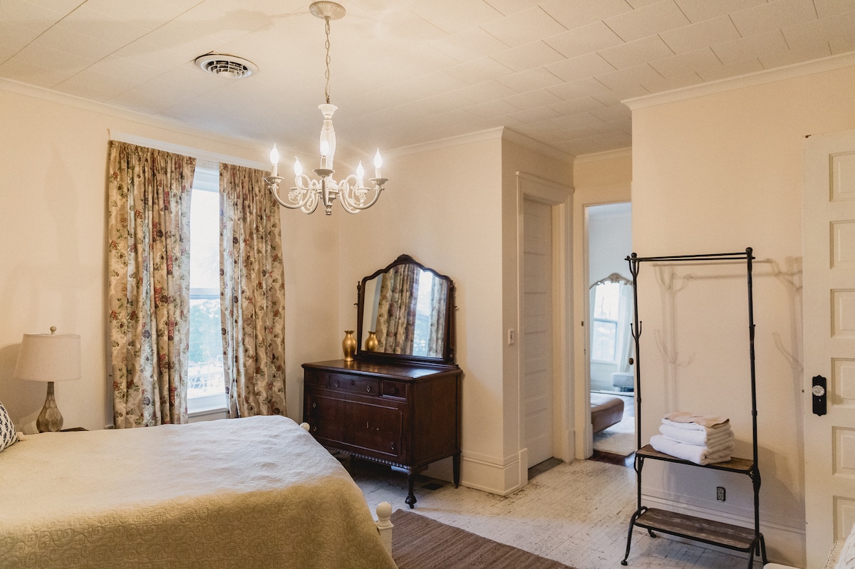 Meyteney Queen Suite | Private Bath | Mansion