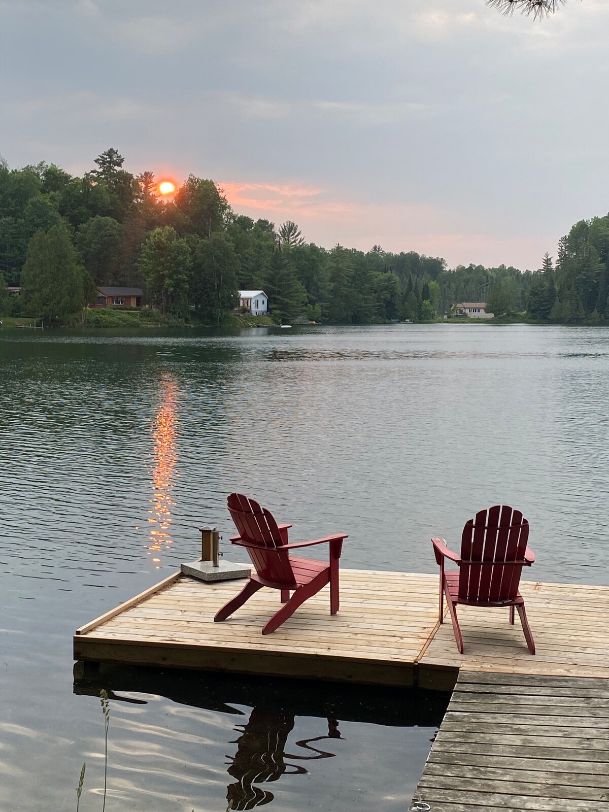 Lakeside Cabin getaway retreat with hot tub