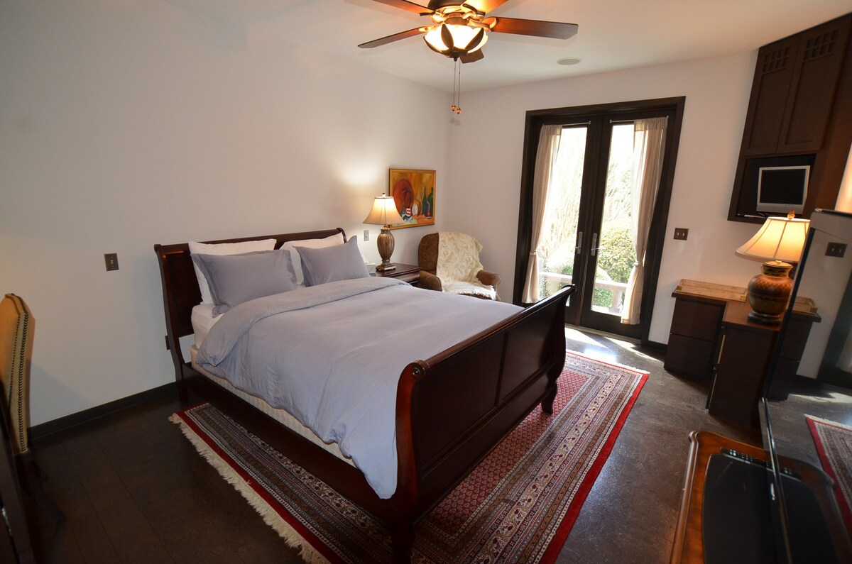 Ensuite Bedroom B in Amazing 6-Acre Zen Garden