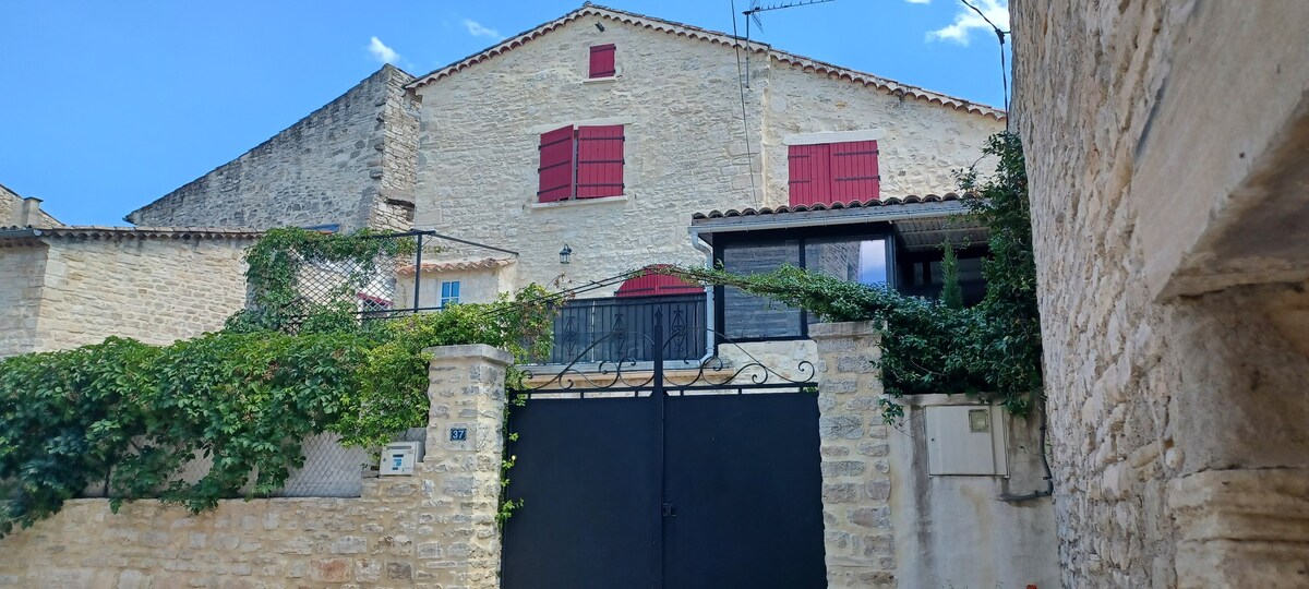 Studio avec cour au coeur du village de Barjac