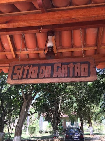 Santo Antônio do Aventureiro的民宿