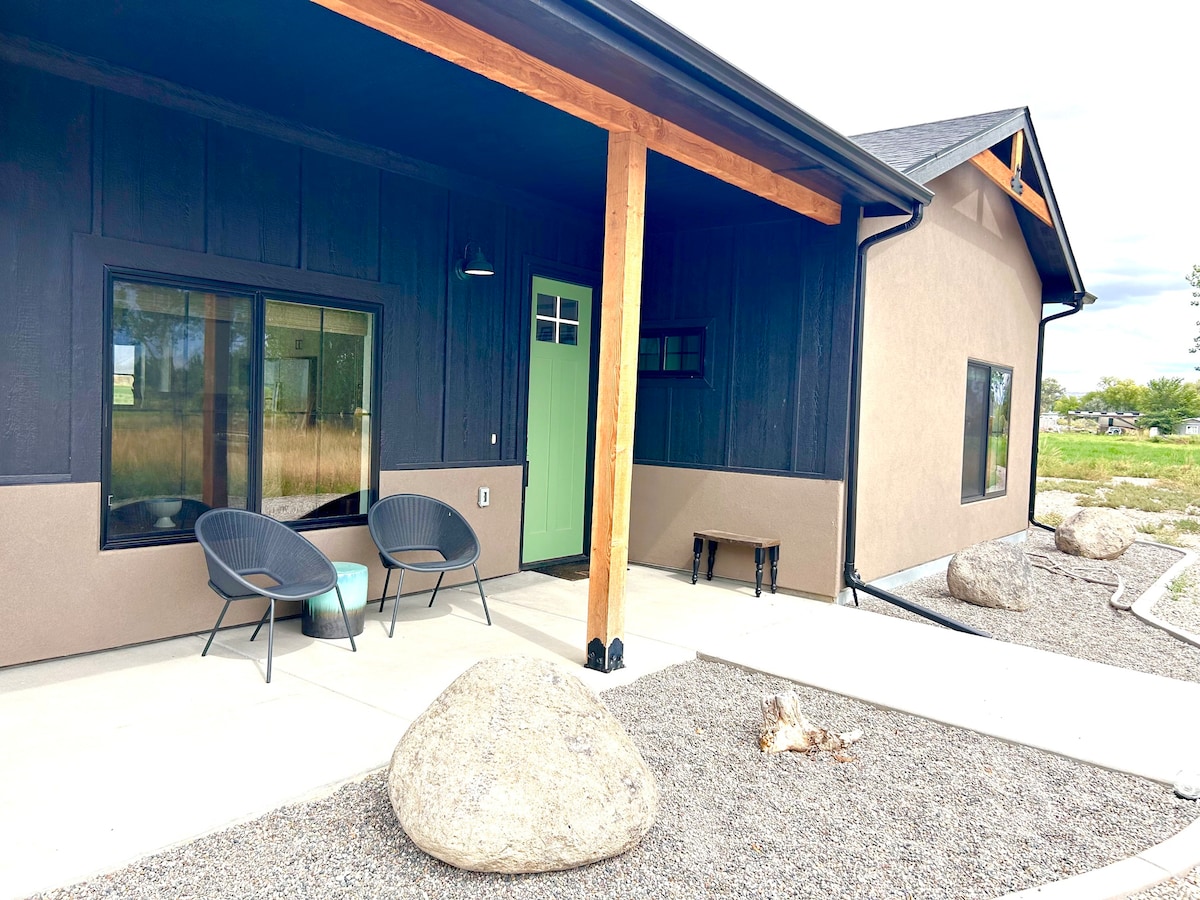 Modern Farmhouse w/Privacy, Views and Hot Tub!