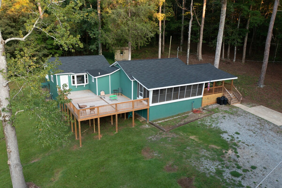 The Lakefront Deckhouse/Near Ft. Moore