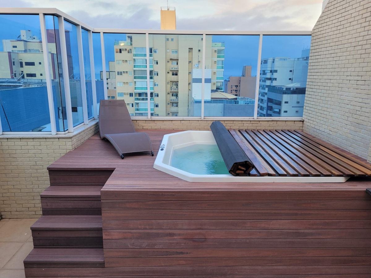 复式顶层公寓，配备专属热水浴缸和海景