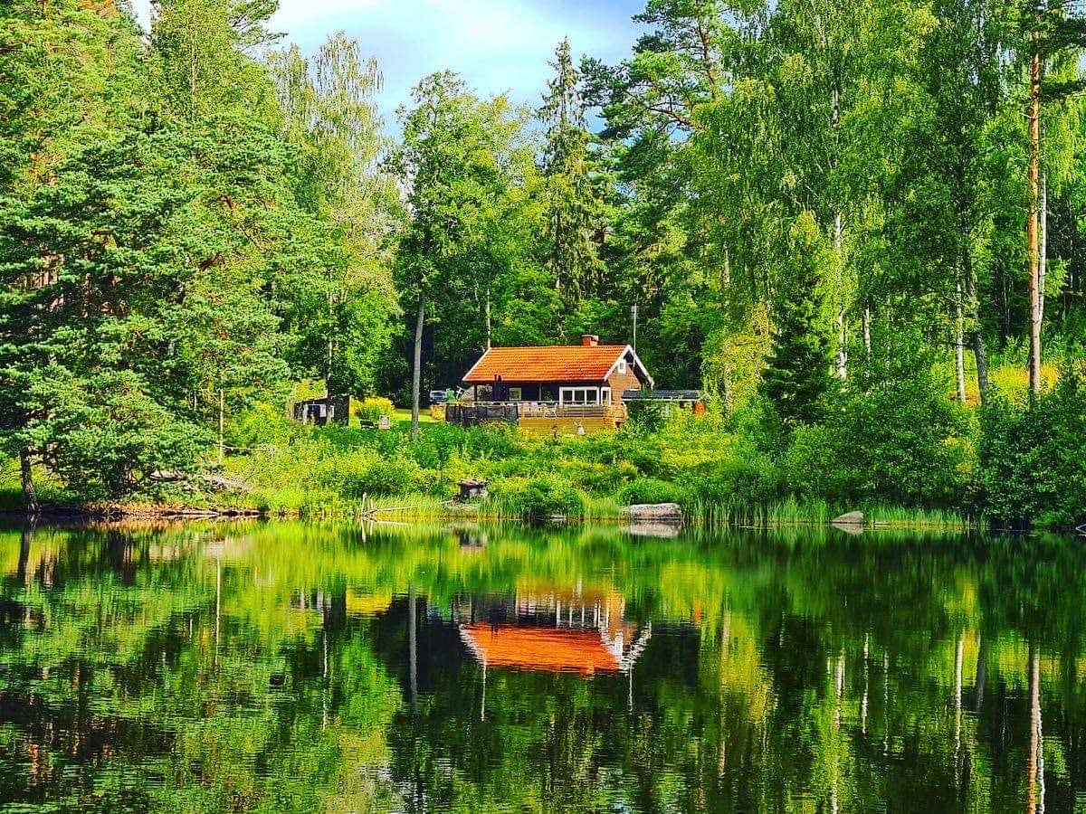 Idyllisk stuga vid sjön Våtsjön