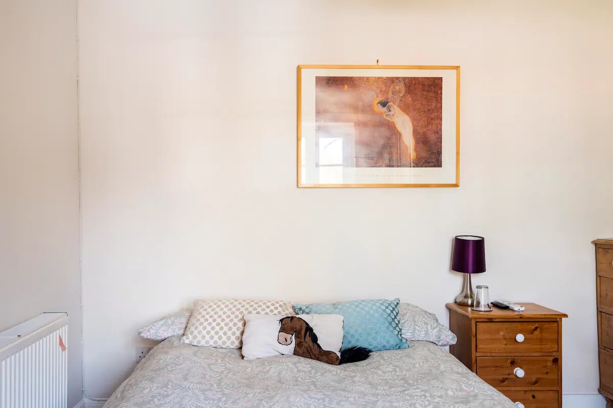 Cosy double room with desk in Cotswold house.