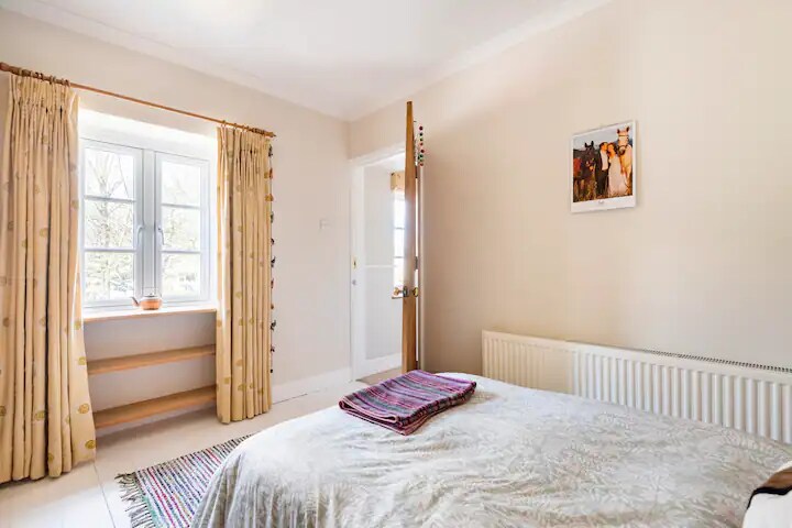 Cosy double room with desk in Cotswold house.