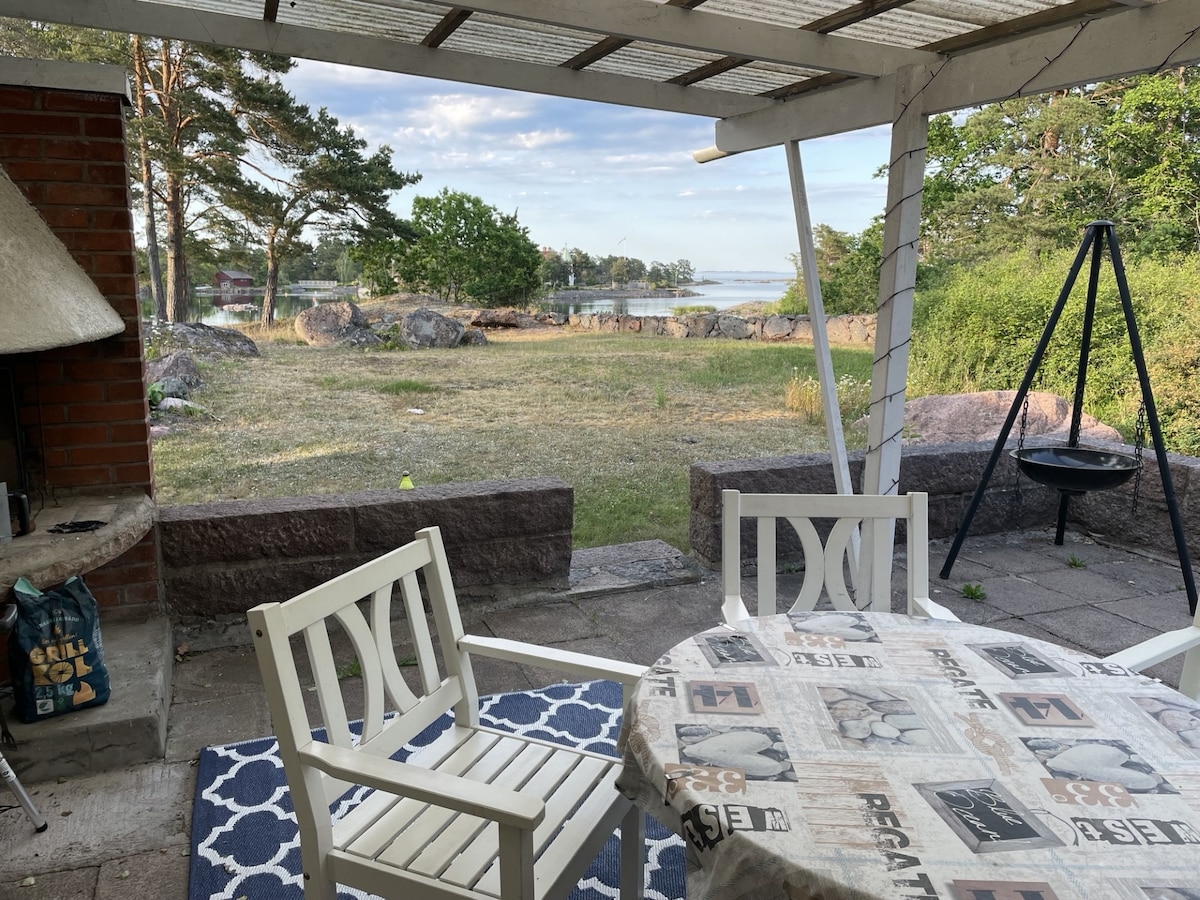 Stuga med unik läge vid havet och egen brygga