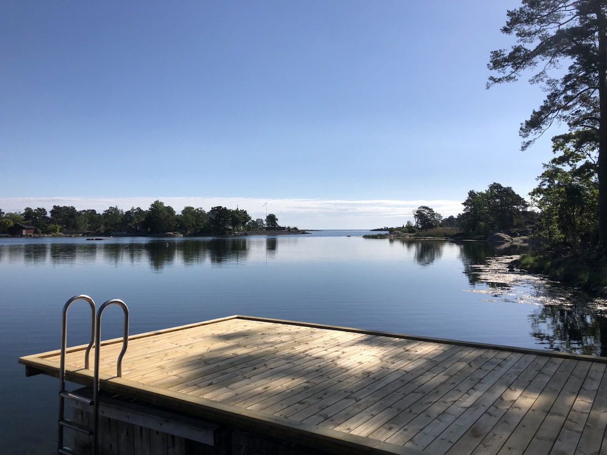 Stuga med unik läge vid havet och egen brygga