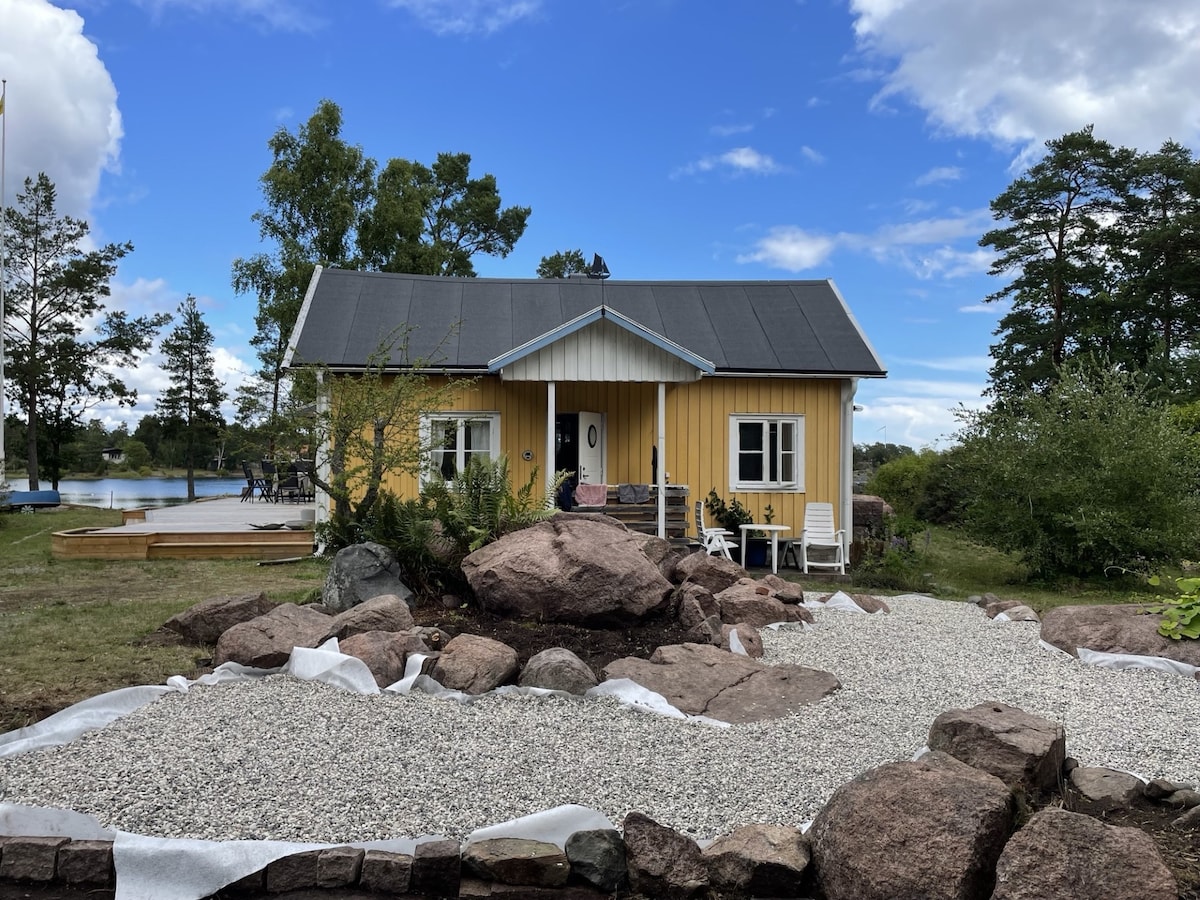 Stuga med unik läge vid havet och egen brygga