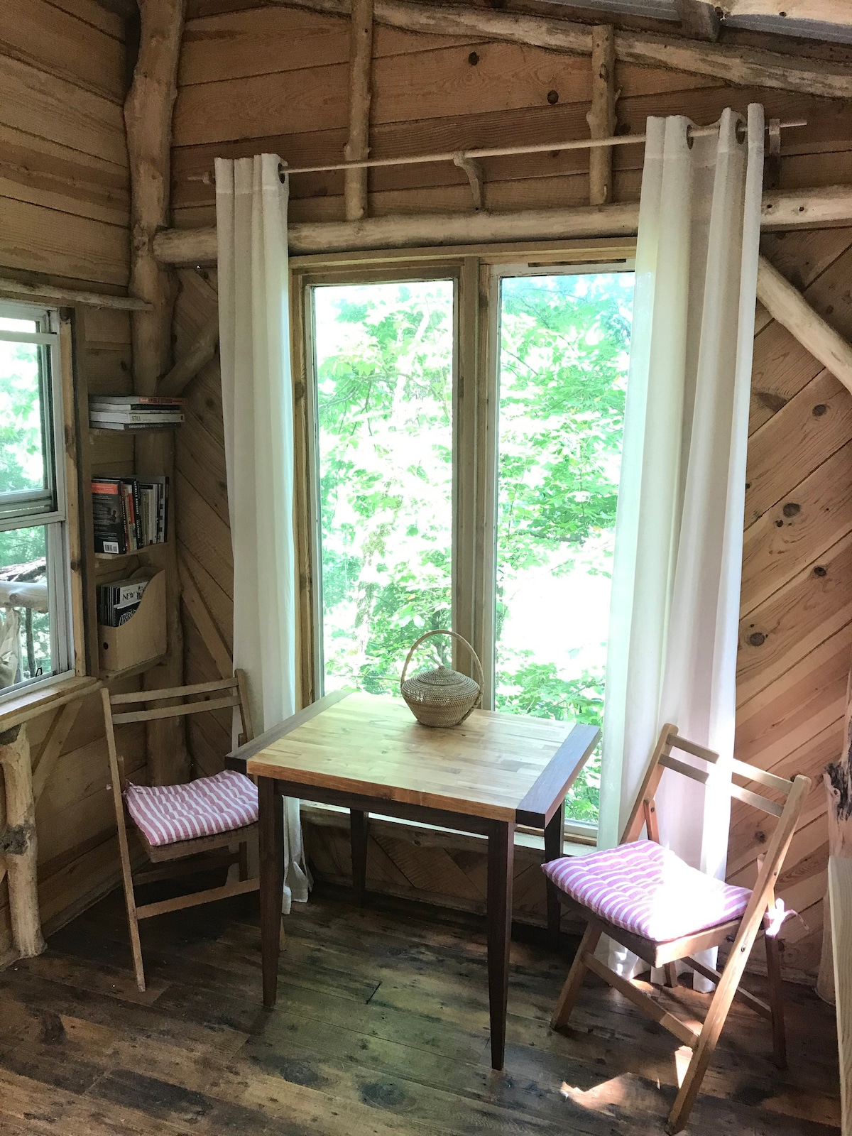 Rustic treehouse in Ozarks