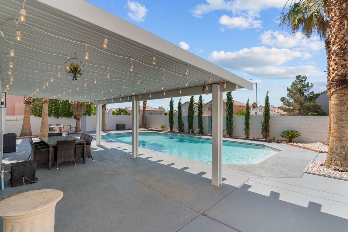 Modern beauty with pool in Las Vegas