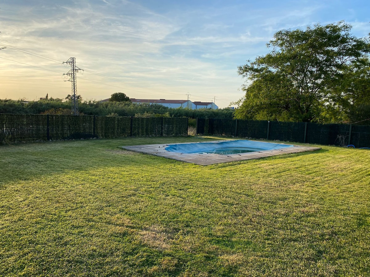 chalet con piscina y porche