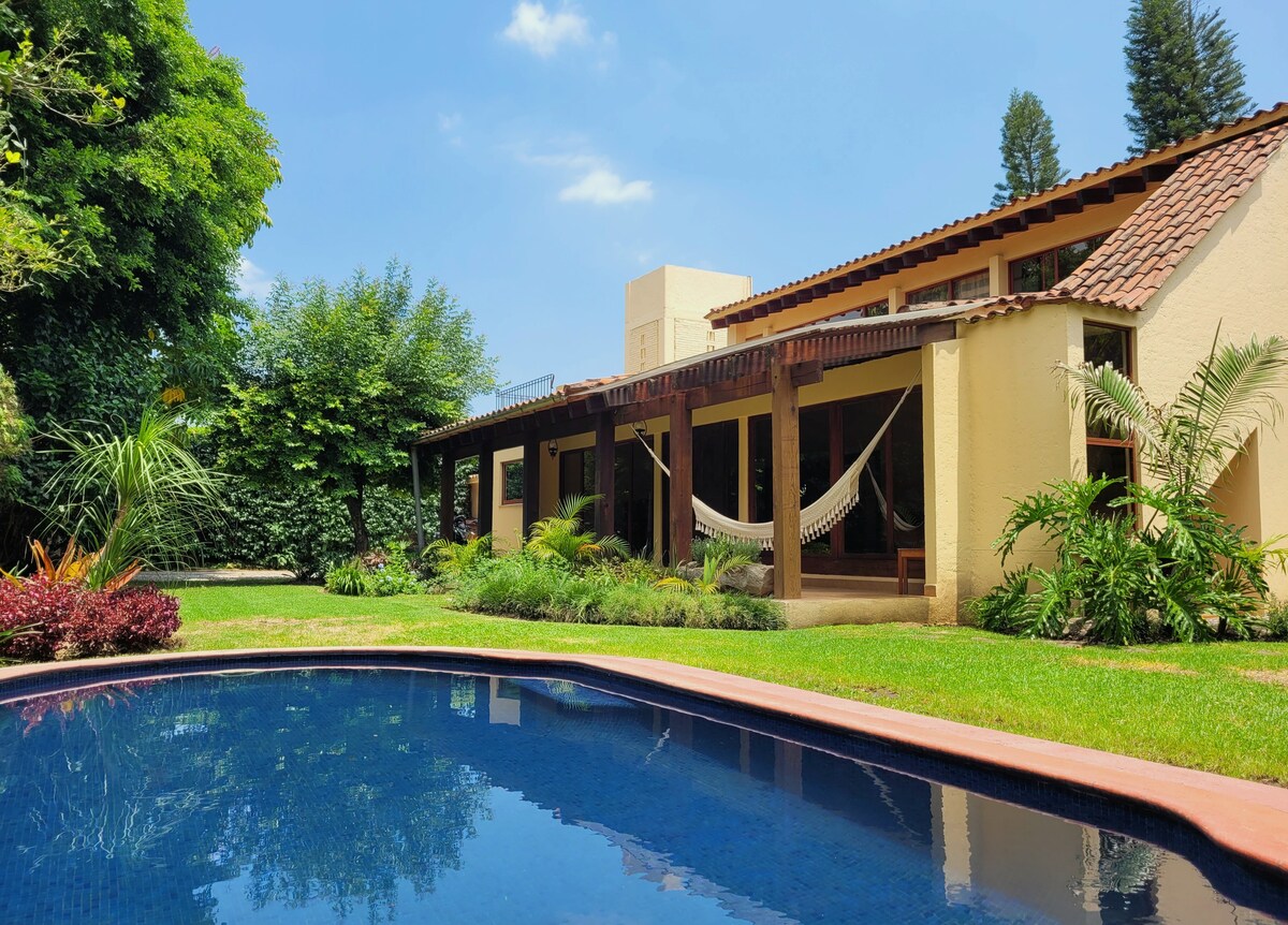 Colonial charm in Tepoztlán/mountain view and pool
